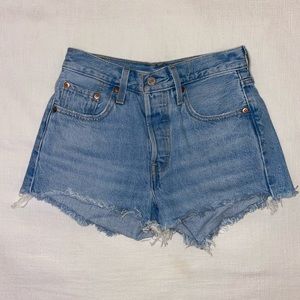 Levi’s Mid Rise Short Medium/Light Wash. Size 24. Worn once